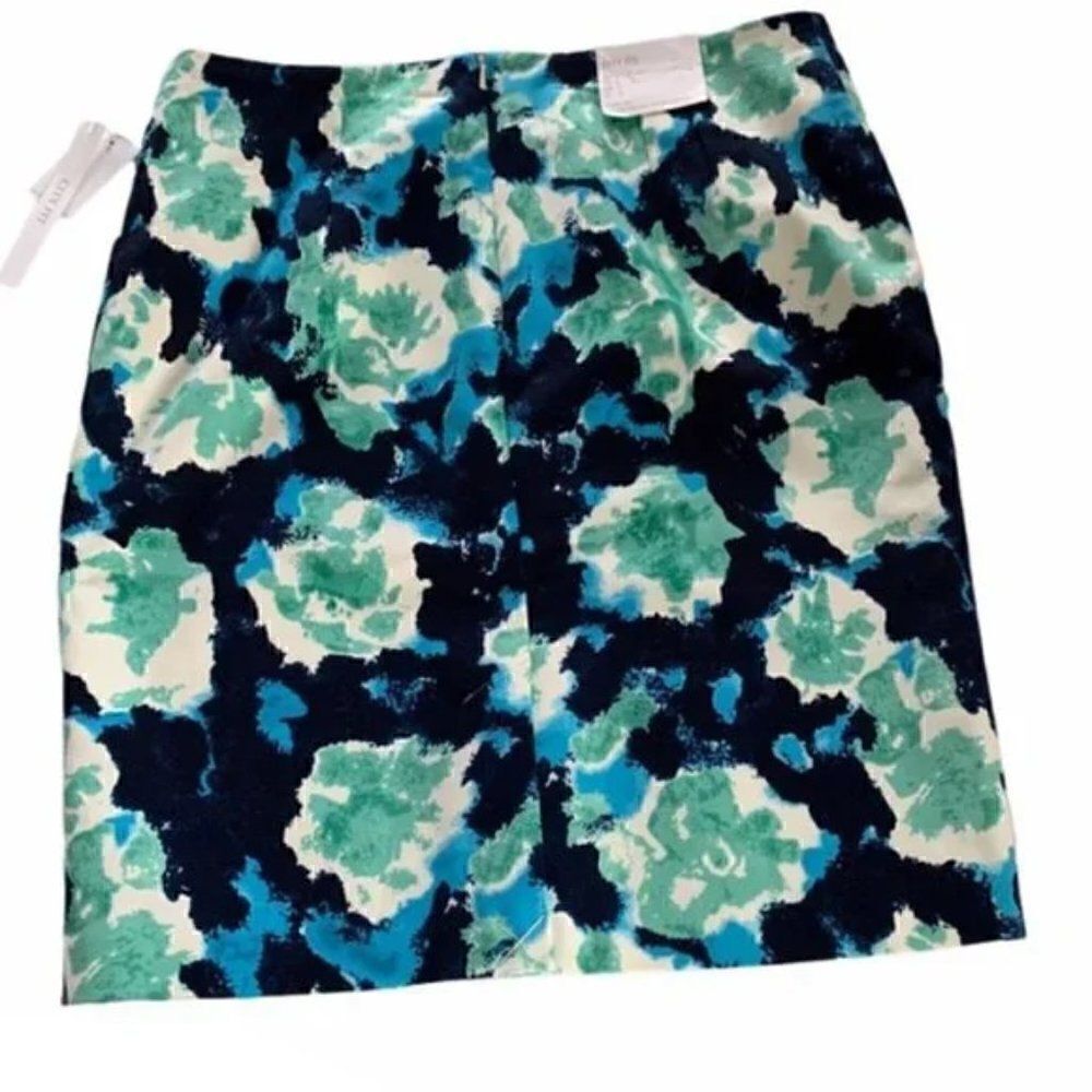 🆕 Dalia City Fit Floral Skirt size 8